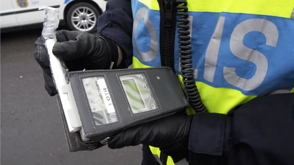 Polis med alkomätare. Foto: Gunnar Lundmark / Svd / TT arkiv.