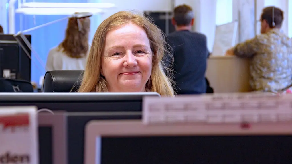 Lena Lid Falkman, lektor i arbetsvetenskap vid Karlstads universitet, säger att det är svårt att hitta företag som vill delta i studien om kortare arbetstid. På bilden syns en kvinna bakom en dator. 