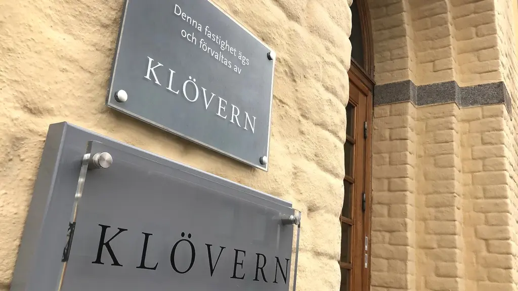 En skylt med texten Klövern på en fastighet. Foto: Lars-Gunnar Olsson/Sveriges Radio.