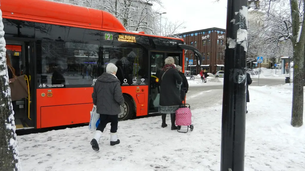Karlstadsbuss hållplats Stora Torget. Foto Roy Malmborg Sveriges Radio 