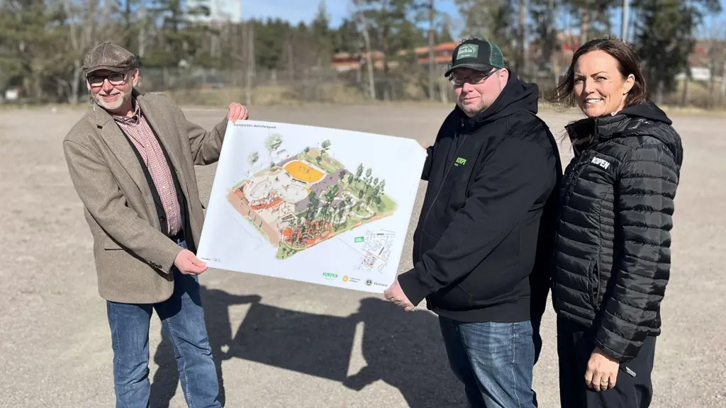 Jan Johansson, verksamhetschef öppna mötesplatser Karlstads kommun
Johan Ljungkvist, ordförande Korpen Karlstad
Kristin Danielsson, föreningsutvecklare Korpen Karlstad, står med den nya planen för aktivitetsparken i händerna.
