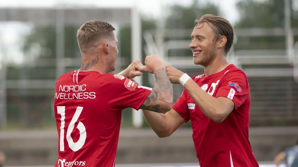 Fotbollsspelarna Victor Edvardsen och Johan Bertilsson klappar om varandra.