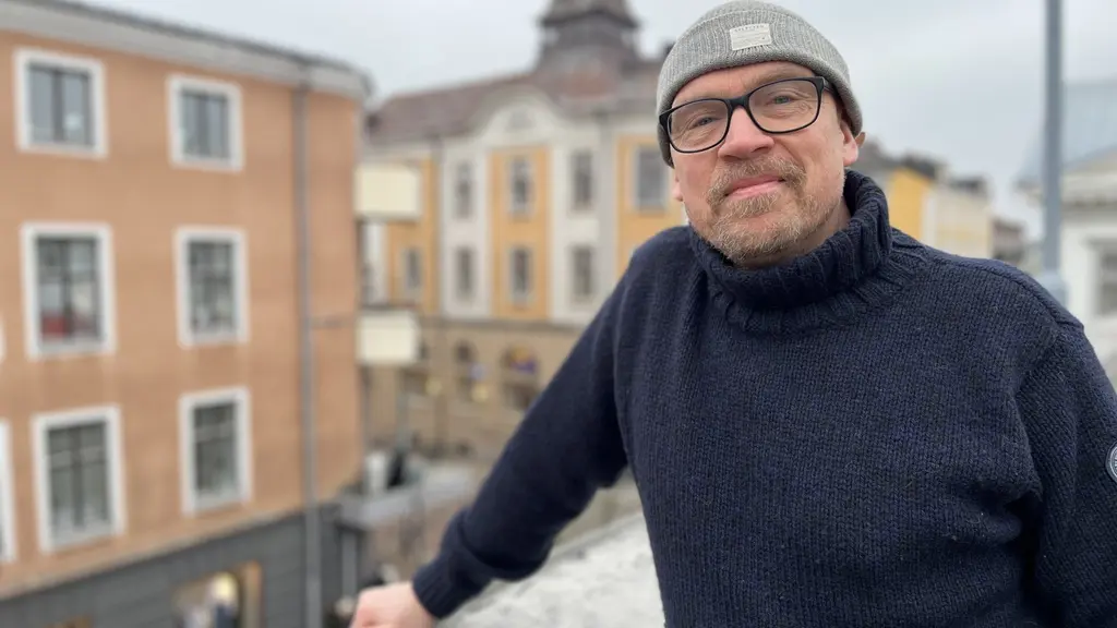 Pär-Eric "Perra" Ericsson sångare och gitarrist i det värmländska folkrockbandet Môra-Per står i Arvika. 