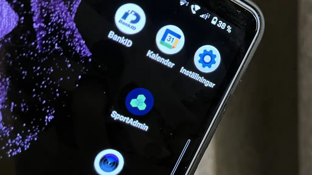En del av en mobiltelefon syns den nittersta app-ikonen har en treklöver-liknande symbol och texten "SportAdmin"