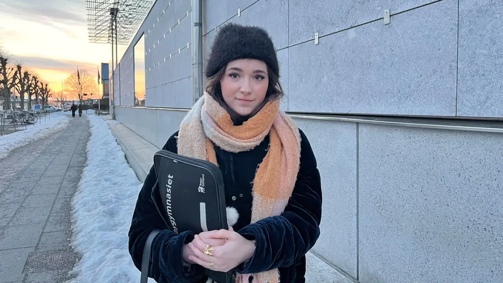 Katya (Kateryna) Stepanchenko från Ukraina i vinterkläder står utanför Campus Gotland med dator från Wisbygymnasiet.