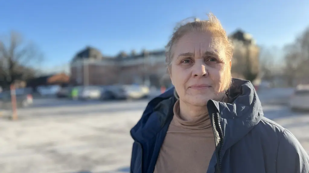 Kvinna med allvarlig uppsyn. 