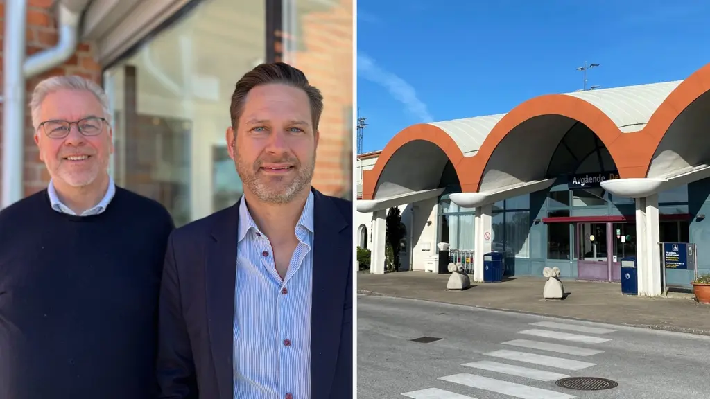 Två personer står utanför en byggnad i Visby, den ena i kostym och den andra i mörk tröja. Bredvid visas en bild av Visby flygplats med sin karakteristiska bågformade arkitektur och entréområde.