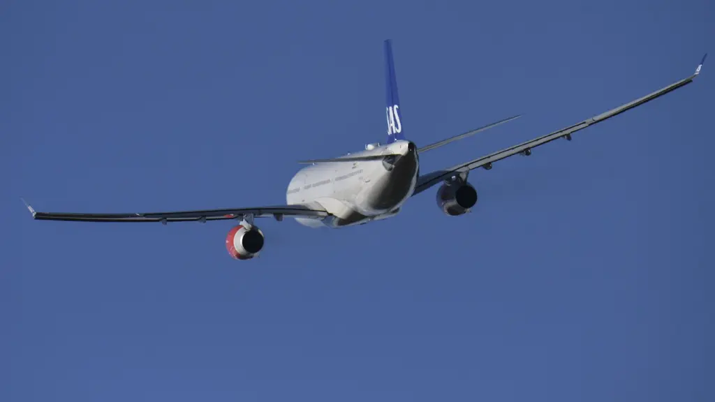 Ett flygplan i luften, fotograferat bakifrån. 