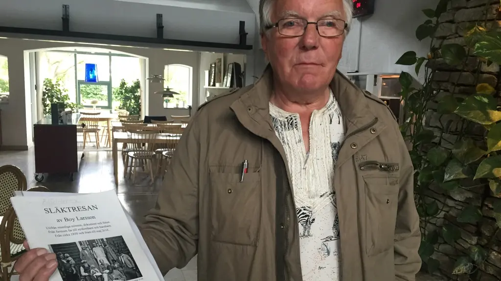 Boy Larsson visar upp sin senaste släktforskning.