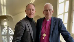 Naturfotografen Mattias Klum och Svenska kyrkans ärkebiskop Martin Modéus möts i "Ett samtal om tro". 