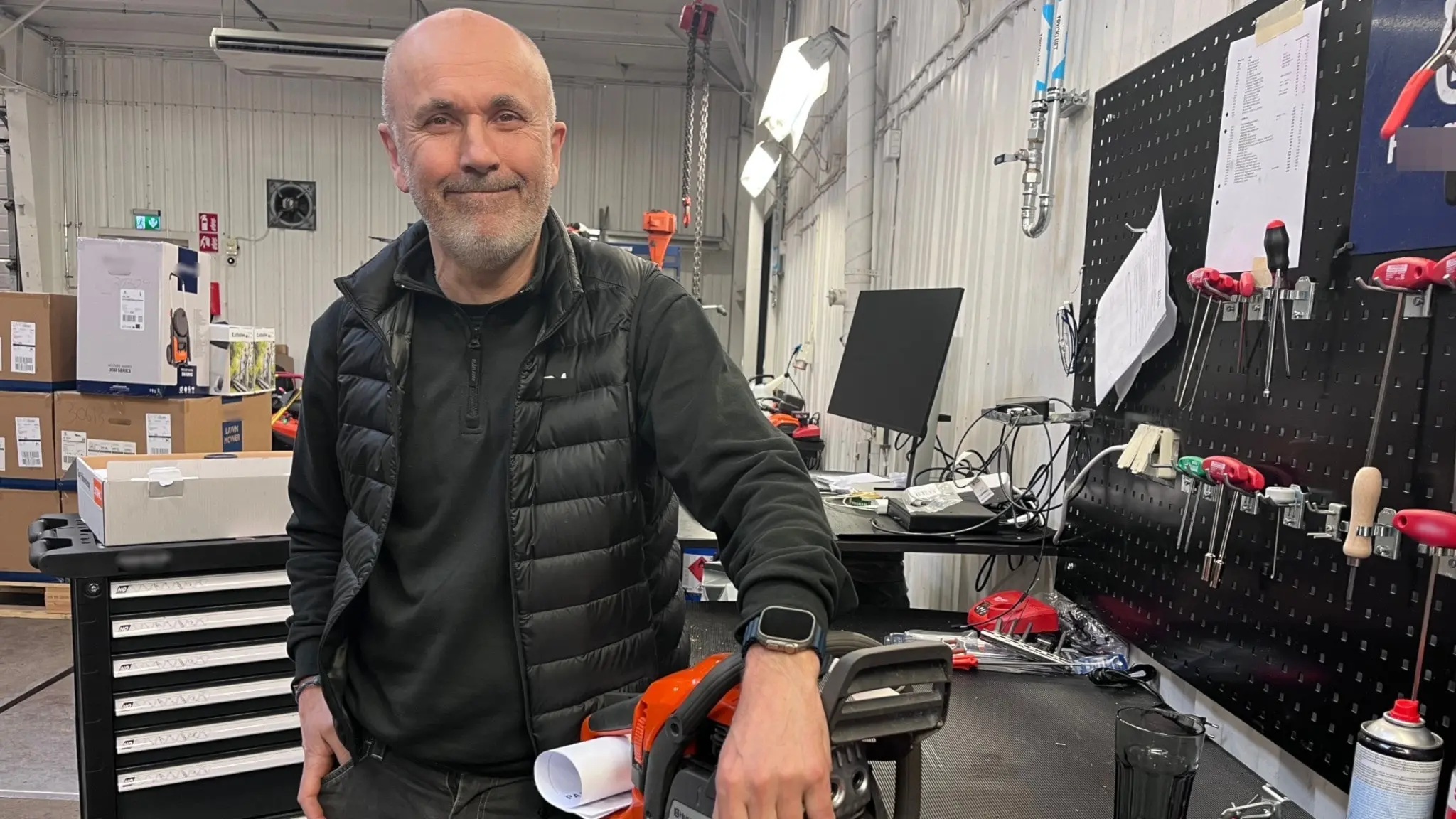 Lars ser ökat tryck på motorsåg i butik efter stormen Dave | Sveriges Radio