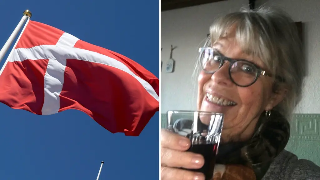 En tvådelad bild. Till höger danska flaggan, röd med ett vitt kors som vajar mot blå himmel. Till vänster en glad kvinna med blont hår och glasögon höjer ett glas mot betraktaren. 