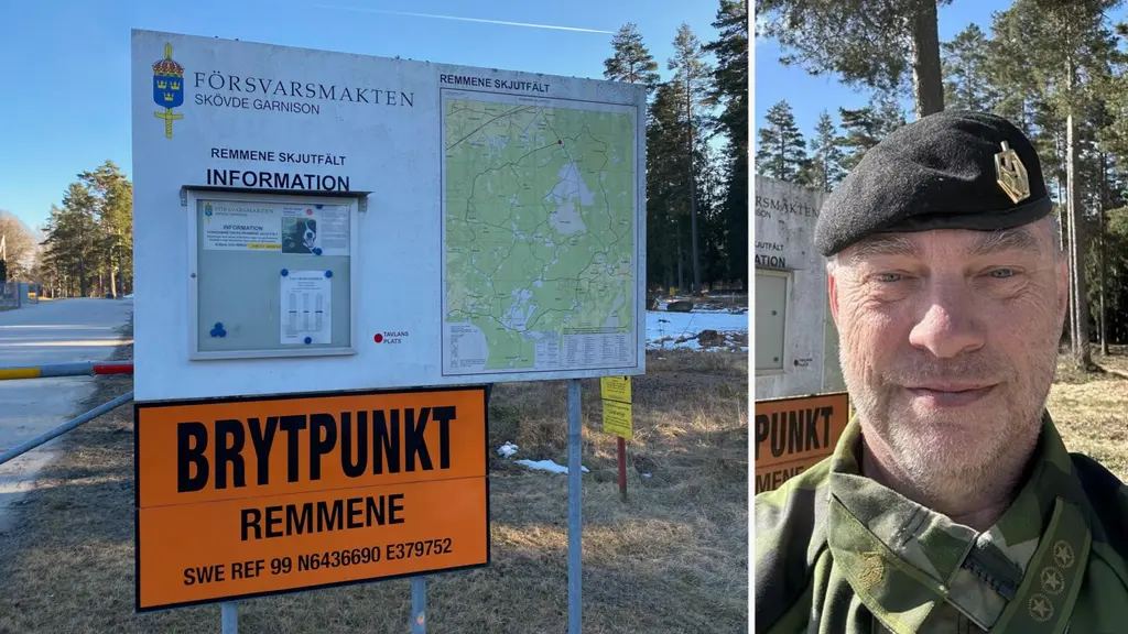 Skyltar vid en uppsamlingsplats i skogsområde i Västra Götaland. En karta och information från Försvarsmakten syns, samt en skylt med texten 'Brytpunkt Remmene'.