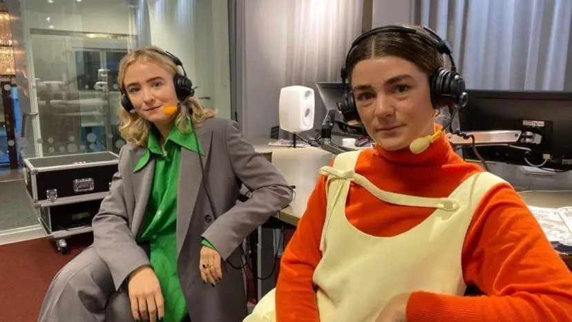 två personer i studio