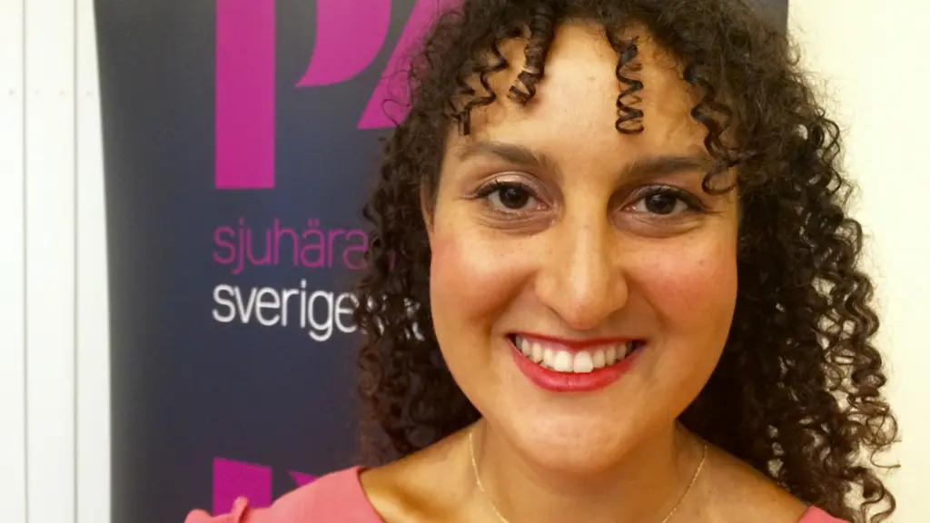 Porträttbild Linda Aziz. Det var när Linda Aziz jobbade som journalist i Strasbourg som hon fick upp ögonen för att jobba inom EU. Sedan fem år är hon pressekreterare för Liberalernas Cecilia Wikström.