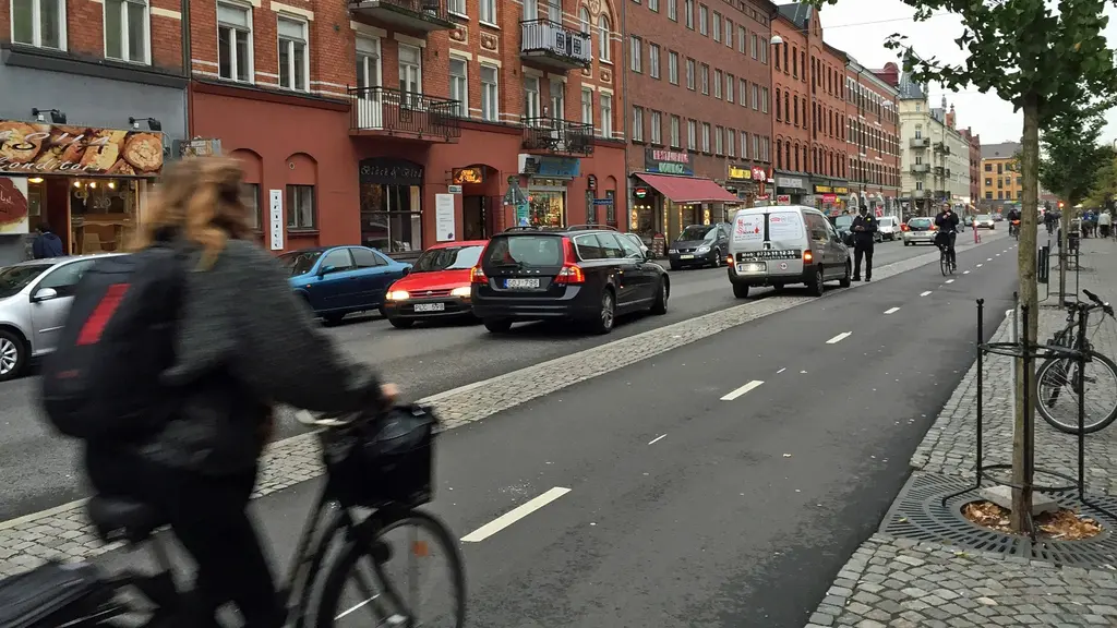 Snabb trafik upprör boende vid Möllevångstorget i Malmö. Foto: Jonathan Hansen/Sveriges Radio