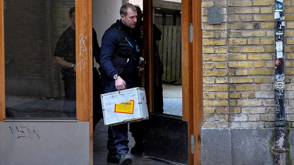 Polisens tekniker kommer ut från trappuppgången i den lägenhet på Falkenbergsgatan i Malmö där en död man hittats. Foto: Johan Nilsson/TT
