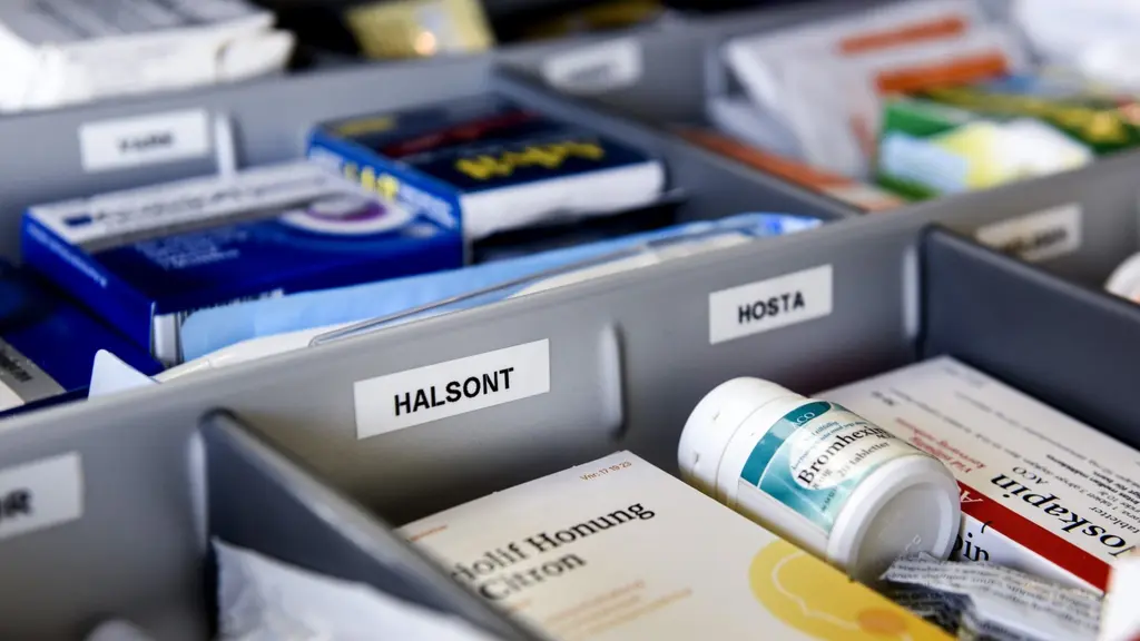 Bild på en organiserad låda med mediciner och förpackningar som är märkta med kategorier som "Halsont" och "Hosta". Syftet är att visa en smart lösning för att hålla ordning i hemmet.