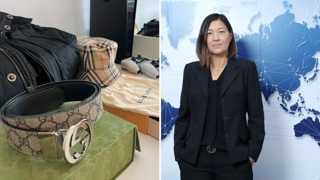 Bilden visar beslagtagna lyxvaror, inklusive märkesväskor och accessoarer, bredvid en person i svart kostym framför en världskarta, vilket antyder en koppling till internationella utredningar.
