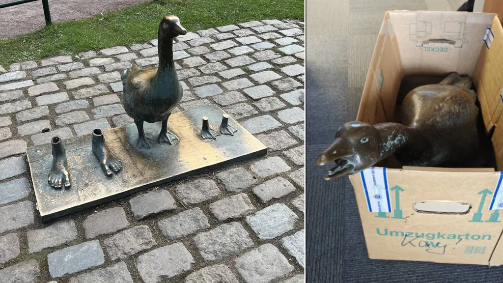 Bild visar en metallskulptur av en gås med sina ungar på en stenlagd yta i Malmö samt en av de stulna skulpturerna, en gås, liggande i en kartong hos polisen i Tyskland.