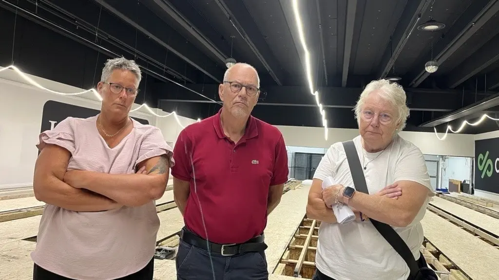Annelie Lindzén, ordförande i BK Lödde, Ingvar Andersson, sektionsordförande i SPF Gillhögs bowling, och Eva Palmqvist i Gillhögs bowling står framför en riven bowlingbana.