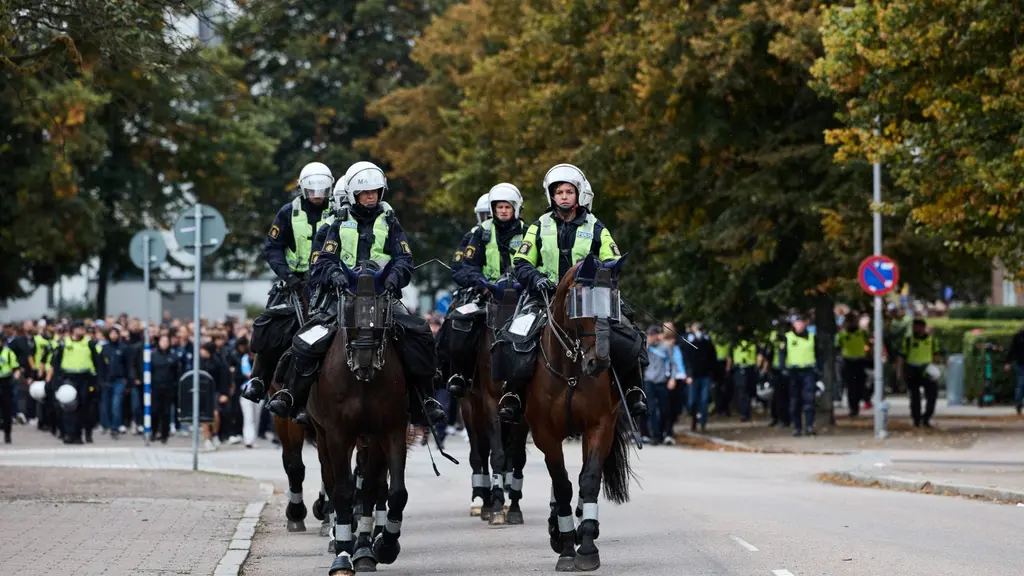 Ridande poliser i stadsmiljö.