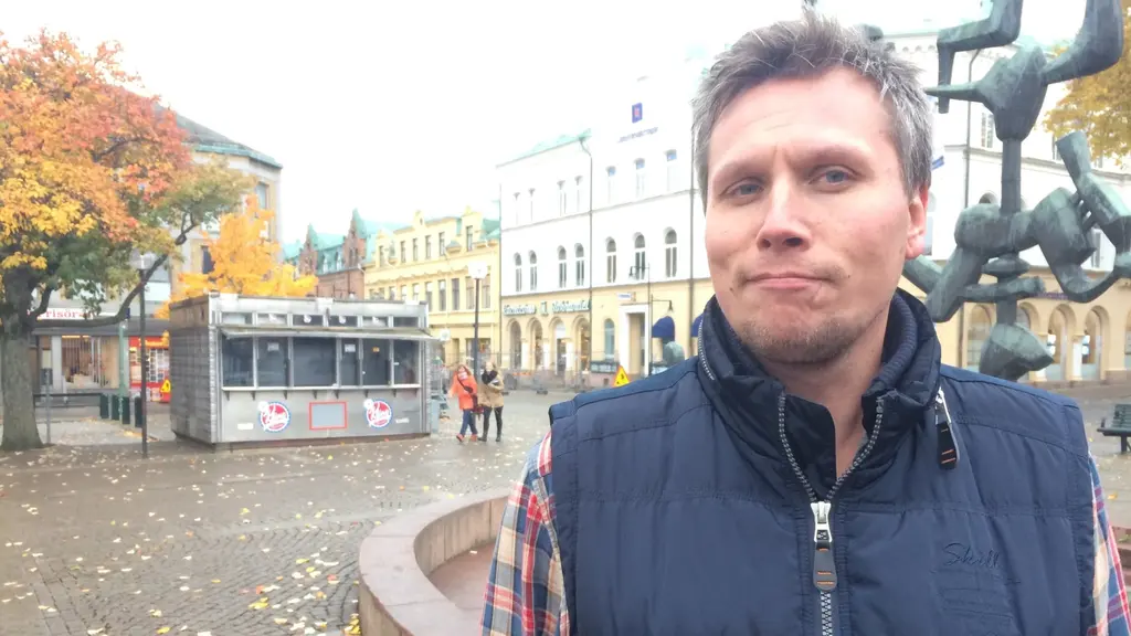 Peter Åhling på torget i Mariestad.