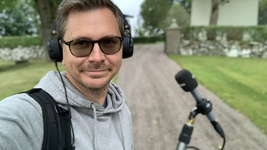 Håkan Eng framför kyrkan i Fredsberg i Töreboda kommun.