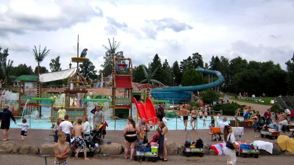 Badande familjer på Skara Sommarland. Foto: Kajsa Lundström / P4 Skaraborg Sveriges Radio