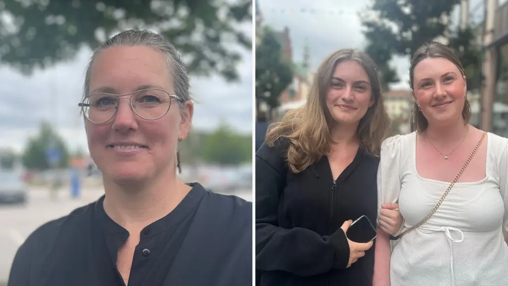 Josefine Claesson, Cornelia Ek och Sanne Andersson står utomhus vid en stadsmiljö och diskuterar sina positiva erfarenheter av att ta körkort via körskolan.