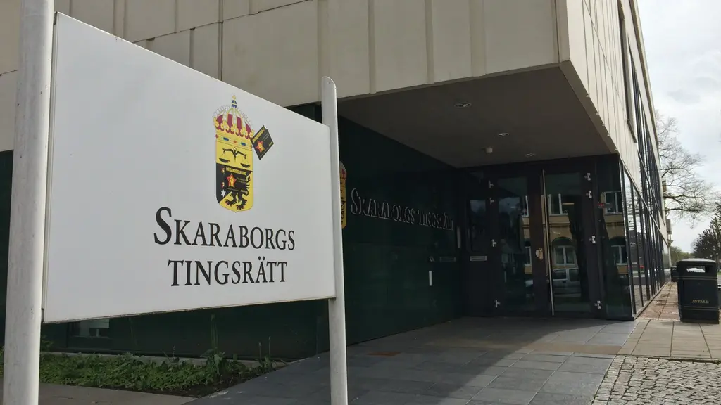 Ingången till Skaraborgs tingsrätt. Foto: Mats Öfwerström P4 Skaraborg Sveriges Radio.