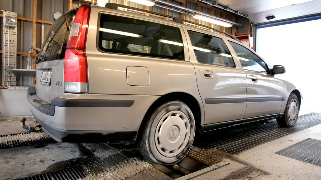 En volvo står och provar bromsar hos en bilprovare. 