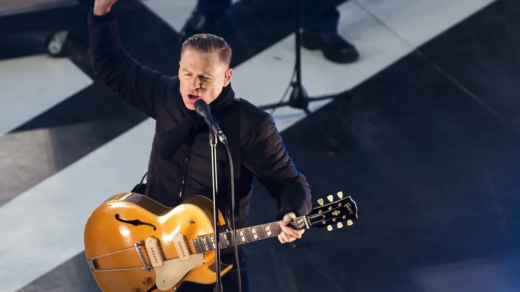 Bryan Adams kommer till Töreboda. Här spelar han elgitarr på scen.