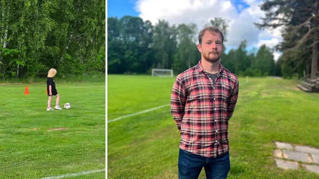 En flicka i fotbollskläder med en boll syns bredvid en man i rutig skjorta som står vid en fotbollsplan.