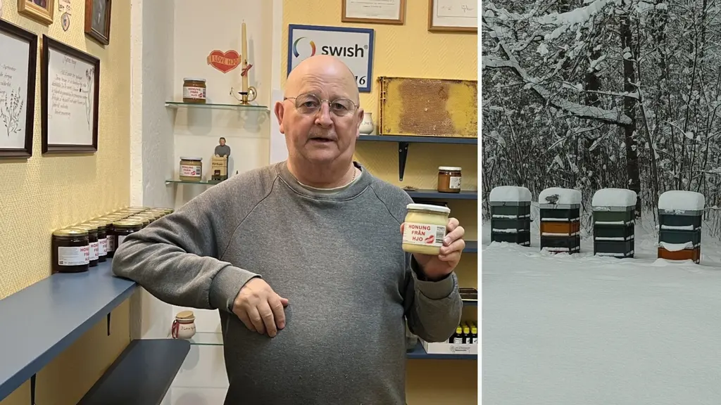 En biodlare håller en burk honung inomhus, omgiven av hyllor med produkter och diplom. Till höger syns flera snötäckta bikupor utomhus vid en skogsdunge.