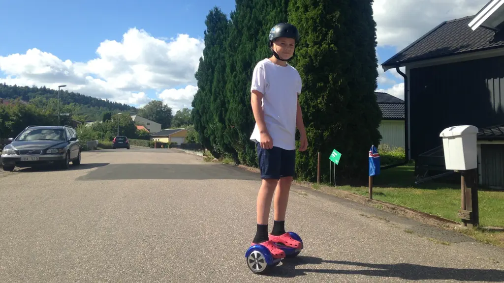 Daniel Erlingsson på en hoverboard