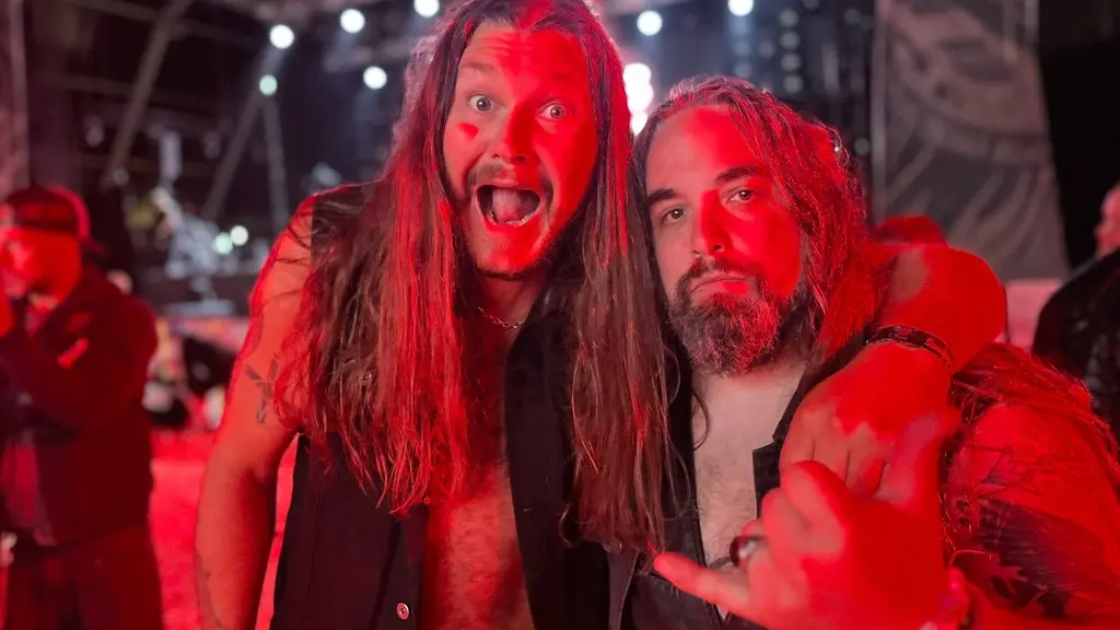 Två män, hårdrocksartister, i rött ljus efter en konsert.