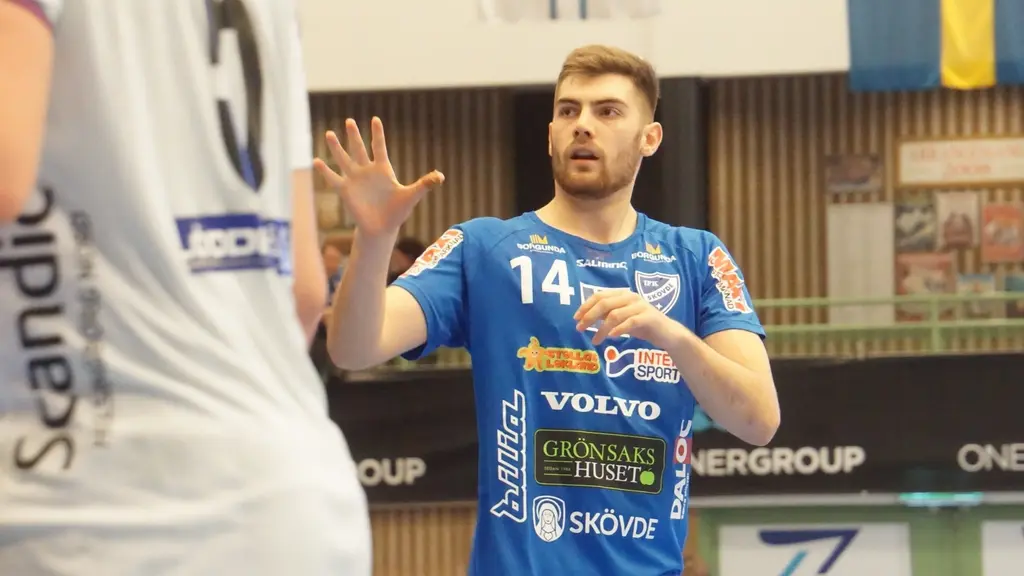 IFK Skövdes Jack Thurin i blåvit tröja.