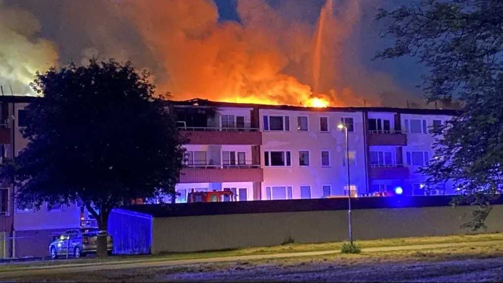 en bild på det brinnande flerfamiljshuset i skara