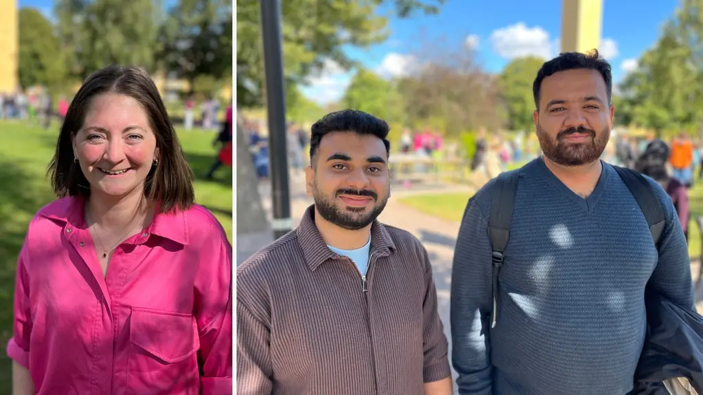 Tre personer står utomhus i en park med grönska och blå himmel i bakgrunden. Den första personen bär en rosa skjorta, den andra en randig tröja och den tredje en blå stickad tröja.
