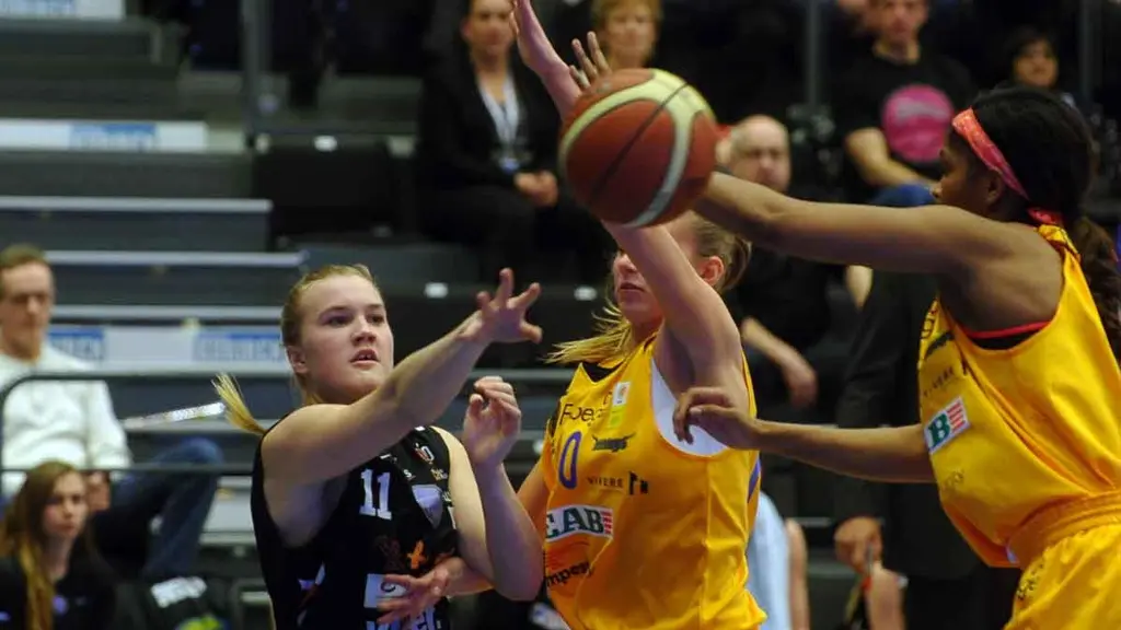 Solnas försvar når inte Allis Nyströms skott. Foto: Alf Lindbergh/Pressbilder.
