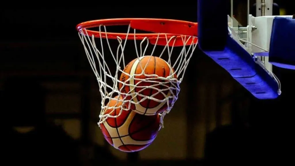 Två basketbollar i basketkorg. Foto: Alf Lindbergh/Pressbilder.
