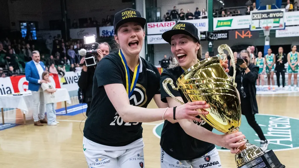 Luleås Josefin Vesterberg och Ellen Nyström jublar efter SM-guldet i april 2023 I famnen har de SM-pokalen. 