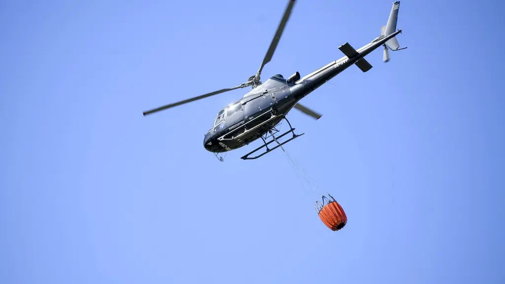 Beredskapshelikoptern flyger.