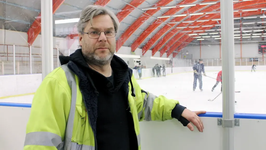 Mats Sidmalm i hockeyföreningen Kiruna AIF:s styrelse gläds åt att Börje Salming ska hyllas i Matojärvi islada i Kiruna. 