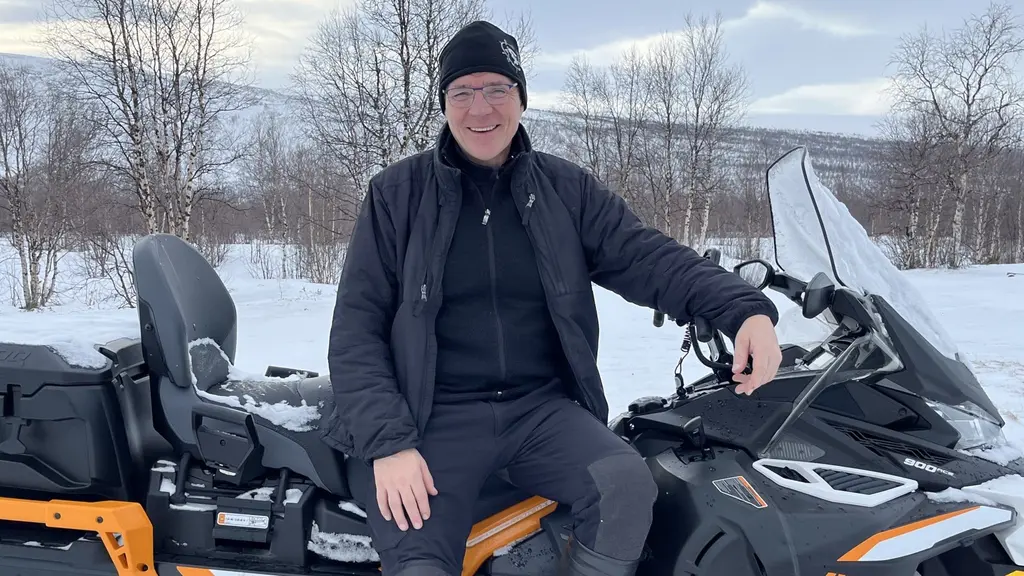 Erik Sarri sitter på en snöskoter i Nikkaluokta.
