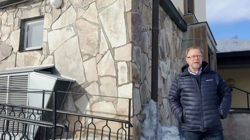 Roland Rova, kamrer i Kiruna pastorat, utanför krematoriet.