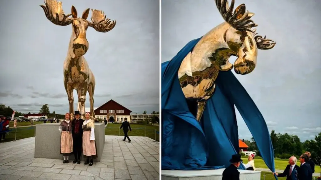 Kung Carl XVI Gustaf inviger bronsskulpturen Kungsälgen i Skokloster. Monumental älg i brons reser sig över besökare under molnig himmel.