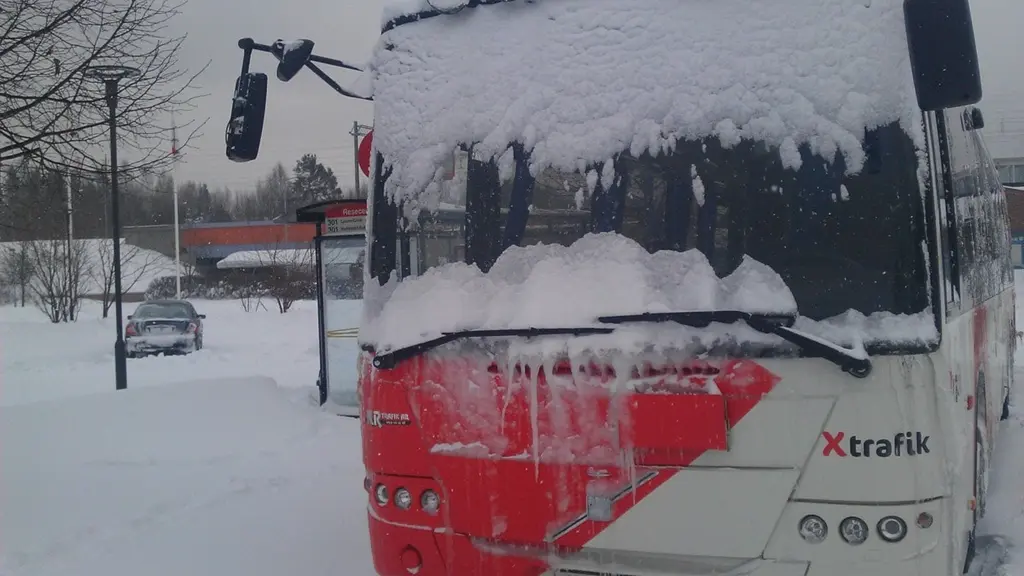 Busstrafiken har haft problem det senaste dygnet men rullade vid lunchtid på lördagen. Foto: Christian Höijer/Sveriges Radio