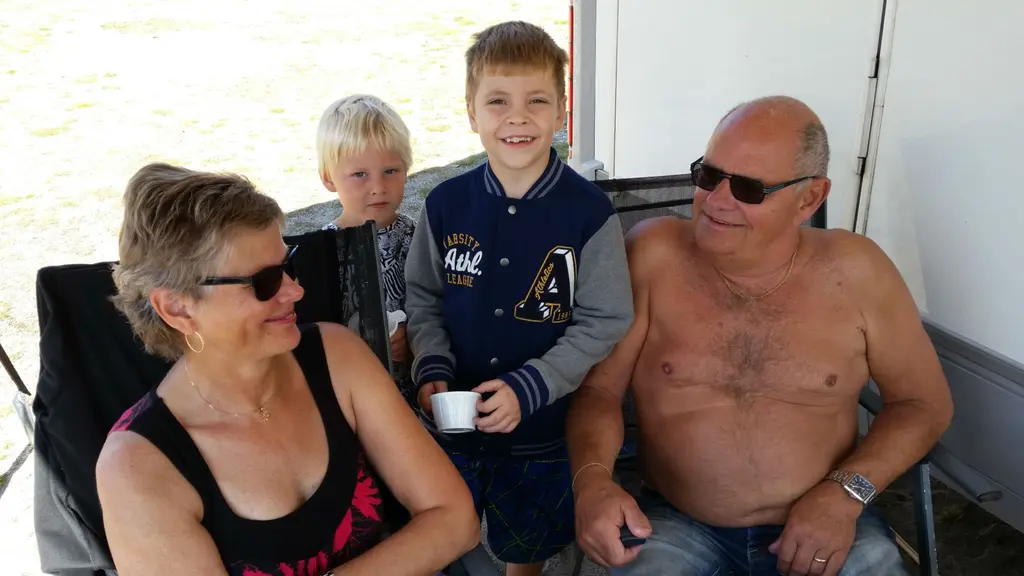 Lilian och Anders Holmlund från Stöde utanför Sundsvall tog med barnbarnen Elliott och Charlie på campingsemester till Söderhamn. Foto: Christian Höijer/Sveriges Radio